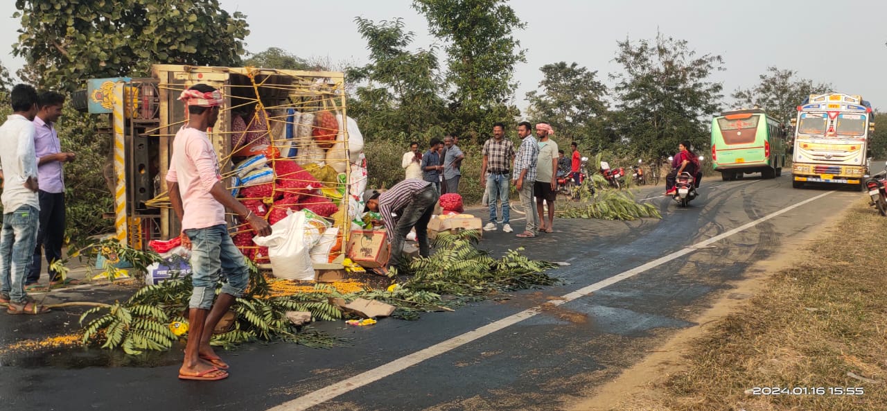 ଭାରସାମ୍ୟ ହରାଇ ମାଲ ବୋଝେଇ ୪୦୭ ଦୁର୍ଘଟଣା,ଅଳ୍ପକେ ବର୍ତିଲେ ଡ୍ରାଇଭର