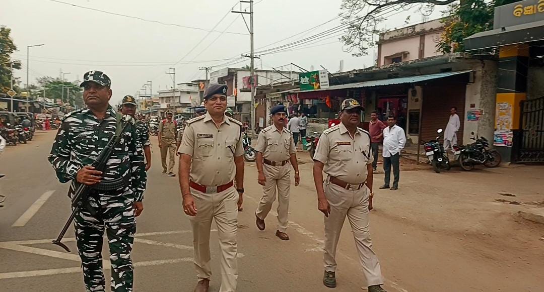 ଧର୍ମଗଡ ସହରରେ ଧର୍ମଗଡ ପୋଲିସର ଫ୍ଲାଗ ମାର୍ଚ୍ଚ