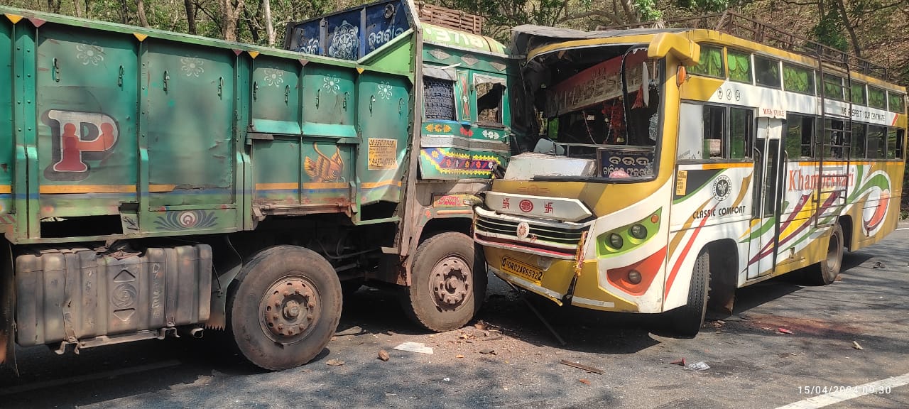 ବୌଦ୍ଧ -ଫୁଲବାଣୀ ସୀମାନ୍ତ ରାଣୀପଥର ଘାଟି ରେ ବସ ଓ ଟ୍ରକ ଧକ୍କା,୨୦ ରୁ ଉର୍ଦ୍ଧ ଆହତ, ୨ ଦୁଇ ଗୁରୁତର