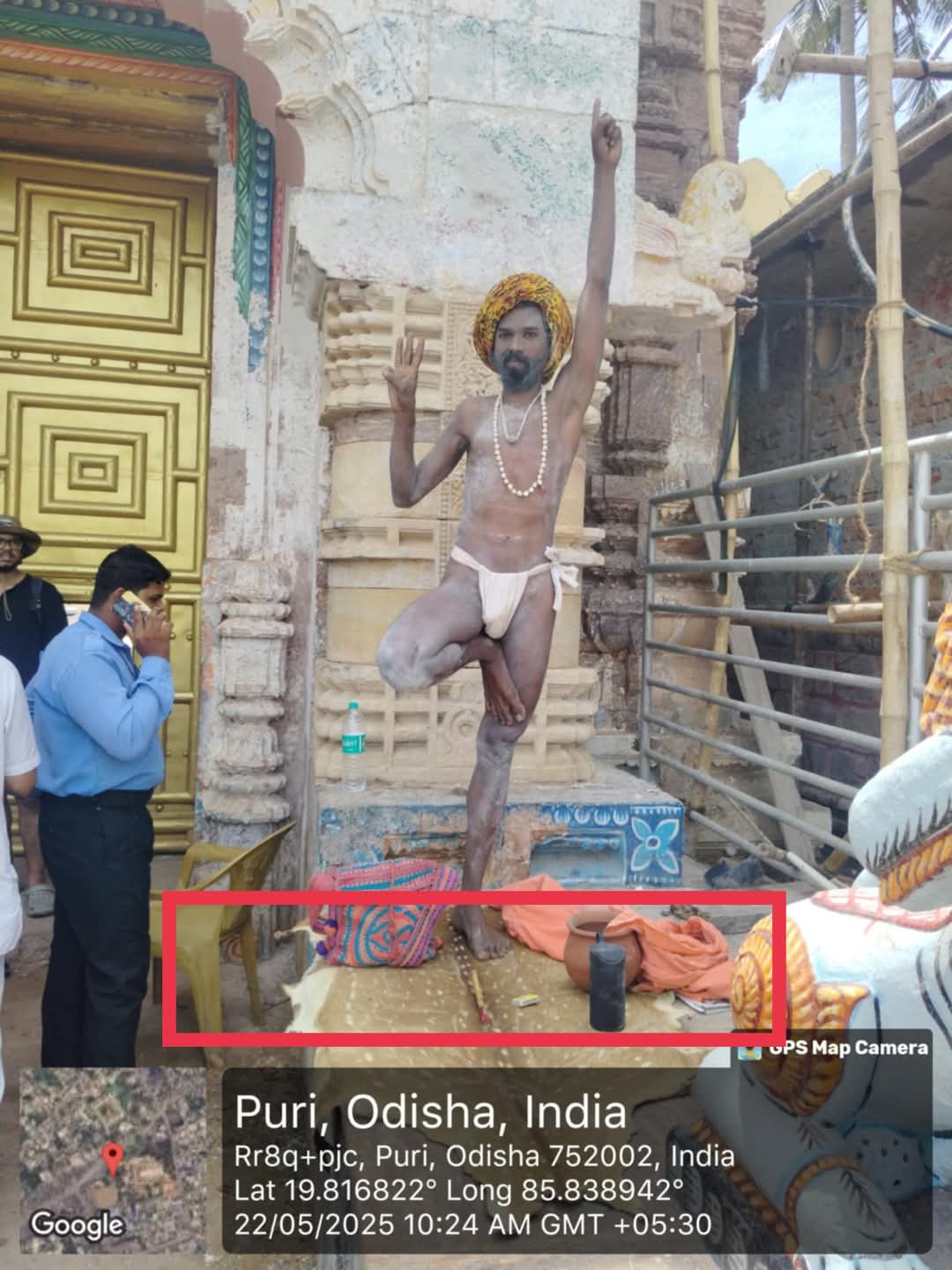 ସର୍ବସାଧାରଣ ରେ ଆଇନ କୁ ଅବମାନନା କରୁଛନ୍ତି ପୁରୀର ଏହି ଚର୍ଚ୍ଚିତ ବାବା