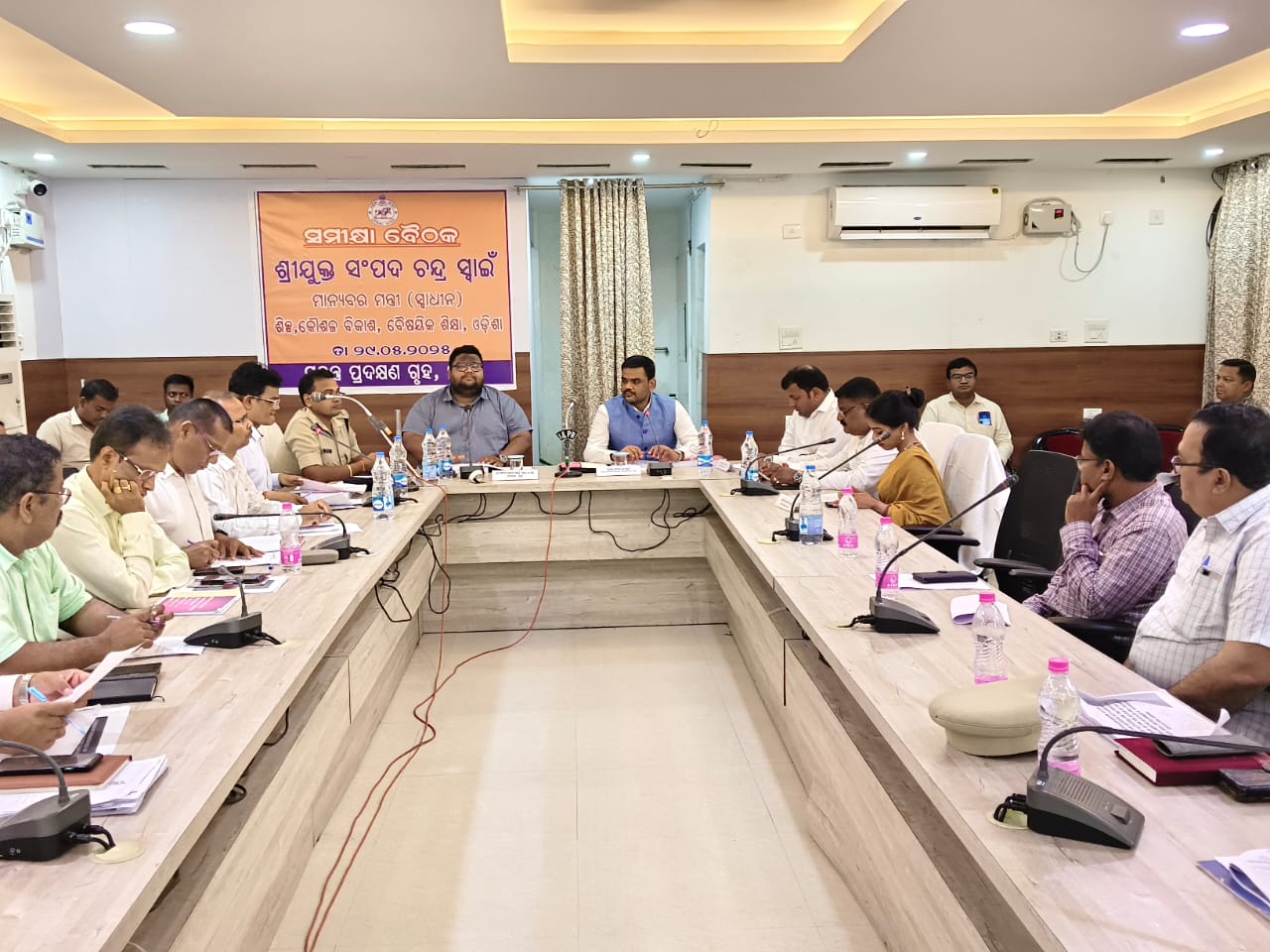 ଶିଳ୍ପ ମନ୍ତ୍ରୀ ପୁରୀ ଜିଲ୍ଲାର ବିଭିନ୍ନ ବିଭାଗର କାର୍ଯ୍ୟର ସମୀକ୍ଷା କଲେ