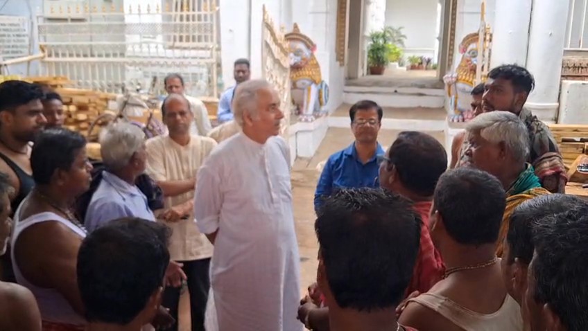 ଗଜପତିଙ୍କ ରଥ ଖଳା ପରିଭ୍ରମଣ