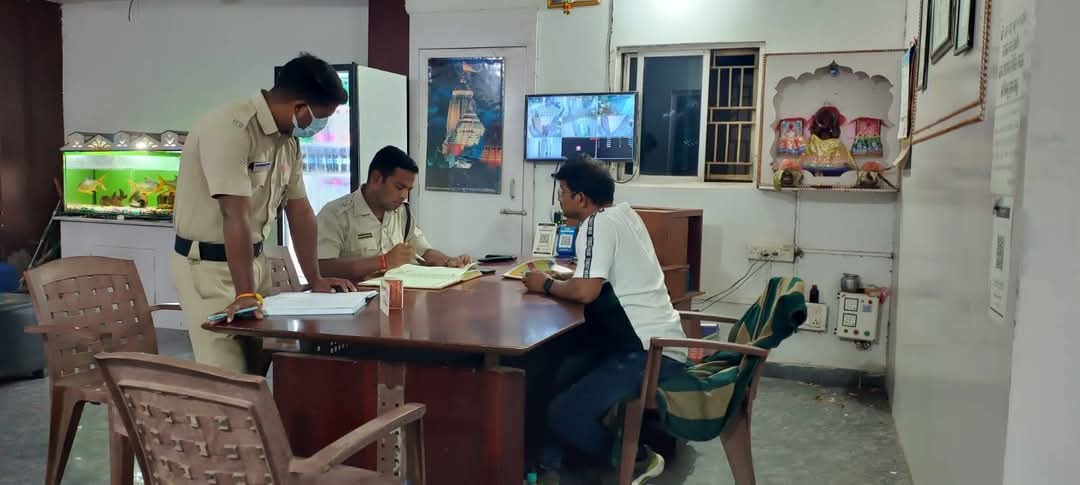 ଦେବସ୍ନାନ ପୂର୍ଣ୍ଣିମା ପାଇଁ ପୁରୀ ପୋଲିସ ଆଇନ ଶୃଙ୍ଖଳା ପରିସ୍ଥିତି କୁ ଦୃଷ୍ଟି ରେ ରଖି ପୁରୀ ପୋଲିସ ପକ୍ଷରୁ ପୁରୀ ର ସମସ୍ତ ଲଜ ଏବଂ ହୋଟେଲ ଗୁଡିକୁ ଯାଞ୍ଚ