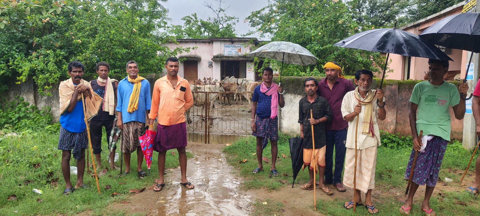 ଗୋଚର ଜମି ନଥିବାରୁ ରାଜସ୍ୱ ନିରୀକ୍ଷକ ଙ୍କ କାର୍ଯ୍ୟାଳୟରେ ଅଜବ ଢଙ୍ଗରେ ଧାରଣା ଦେଲେ ଗ୍ରାମବାସୀ