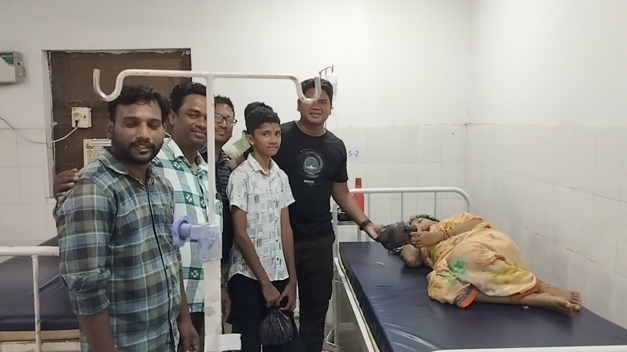 ରୋଗୀ ଙ୍କୁ ଫଳ ବଣ୍ଟନ କଲେ ସତ୍ୟ ର ସ୍ଵର ପରିବାର