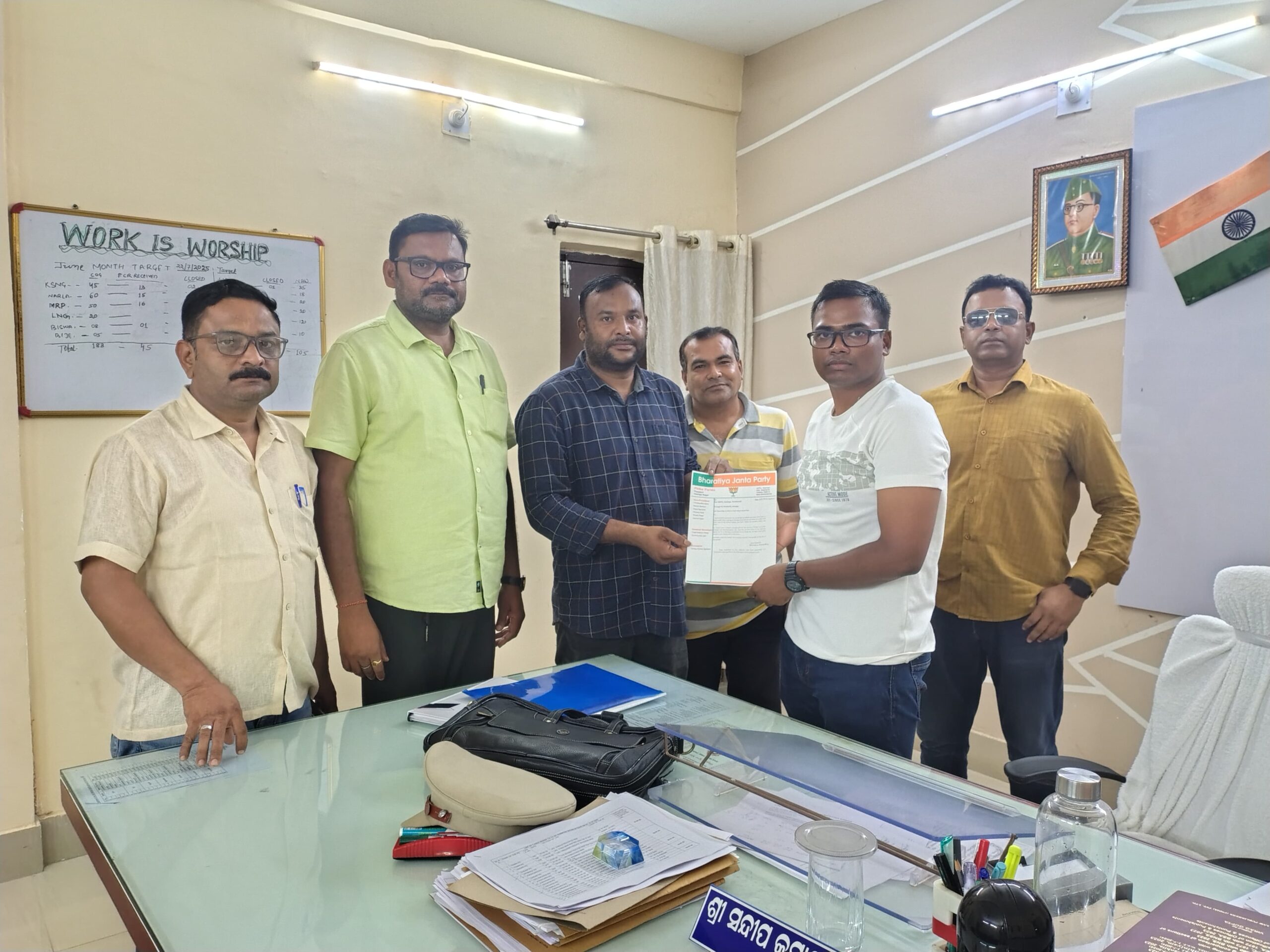 କେସିଙ୍ଗା ବିଜେପି କାର୍ଯ୍ୟକର୍ତ୍ତା ମାନେ ଟ୍ରାଫିକ ବ୍ୟବସ୍ଥା ପରିବର୍ତ୍ତନ ପାଇଁ ଏସ ଡି ପି ଓ ଙ୍କୁ ଦାବୀପତ୍ର ପ୍ରଦାନ