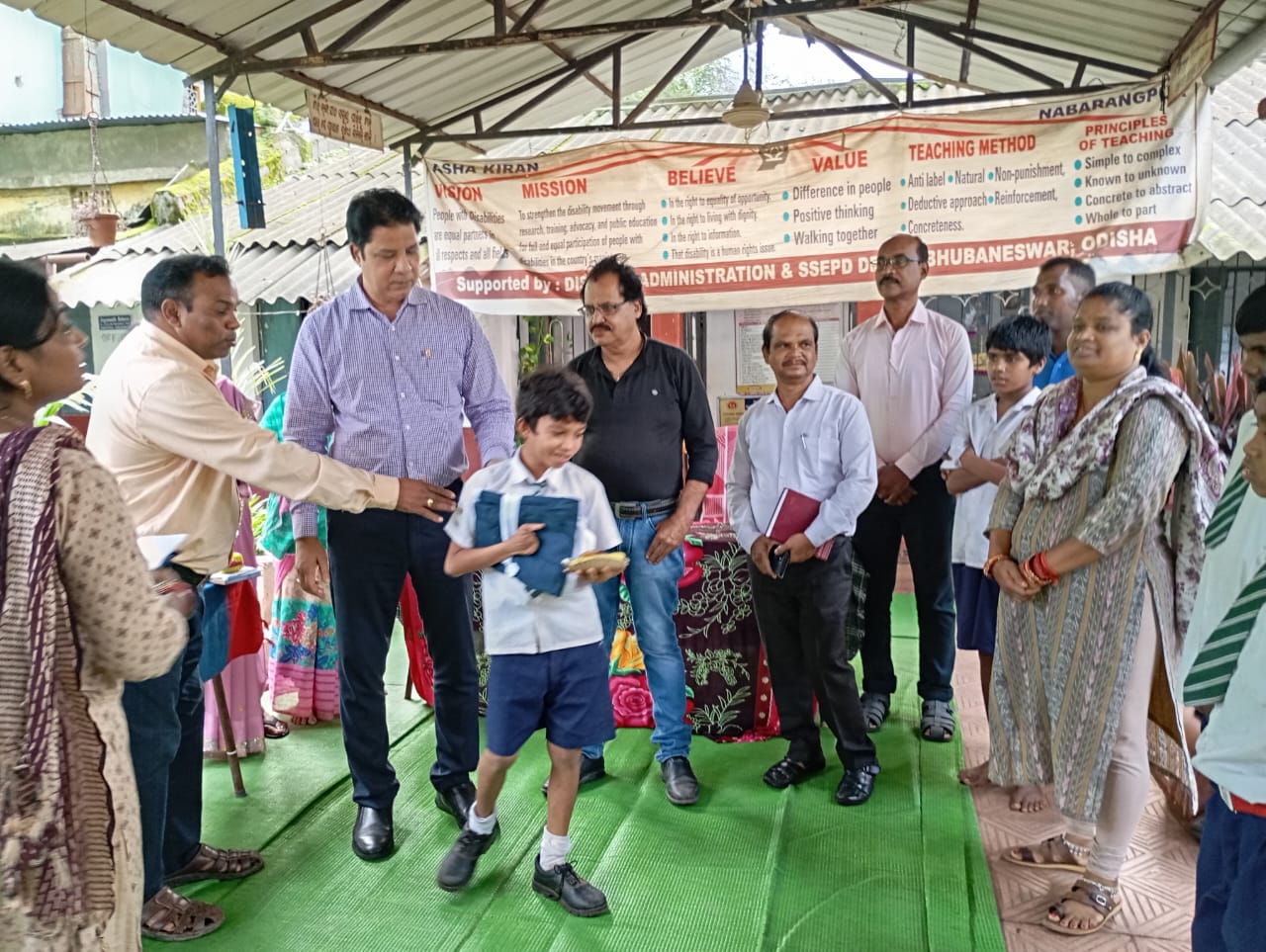 ସ୍ଵତନ୍ତ୍ର ବିଦ୍ୟାଳୟ ଆଶା କିରଣ କୁ ପରି ଦର୍ଶନ କଲେ ଜିଲ୍ଲାପାଳ