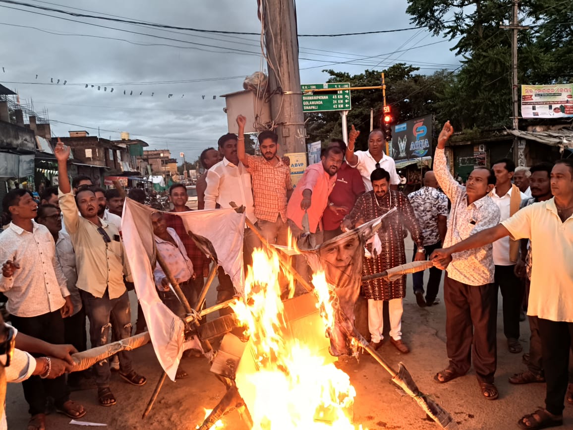 ଭାରତୀୟ ଜନତା ପାର୍ଟି ମହିଳା ମୂର୍ଚ୍ଛା ପକ୍ଷରୁ କଂଗ୍ରେସ ନେତା ରାହୁଲ ଗାନ୍ଧୀ ଓ ବିଜେଡ଼ି ପୂର୍ବତନ ମୁଖ୍ୟମନ୍ତ୍ରୀ ନବୀନ ପଟ୍ଟନାୟକଙ୍କ କଶପିତଳା ଦାହ