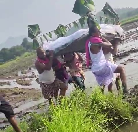 ପଚ ପଚ କାଦୁଅ ରେ ବୁହା ହେଲା ଶବ