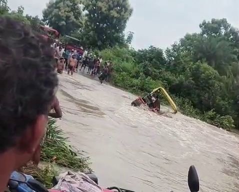 ବନ୍ୟା ପାଣିରେ ଭାସିଗଲା ଟ୍ରାକ୍ଟର