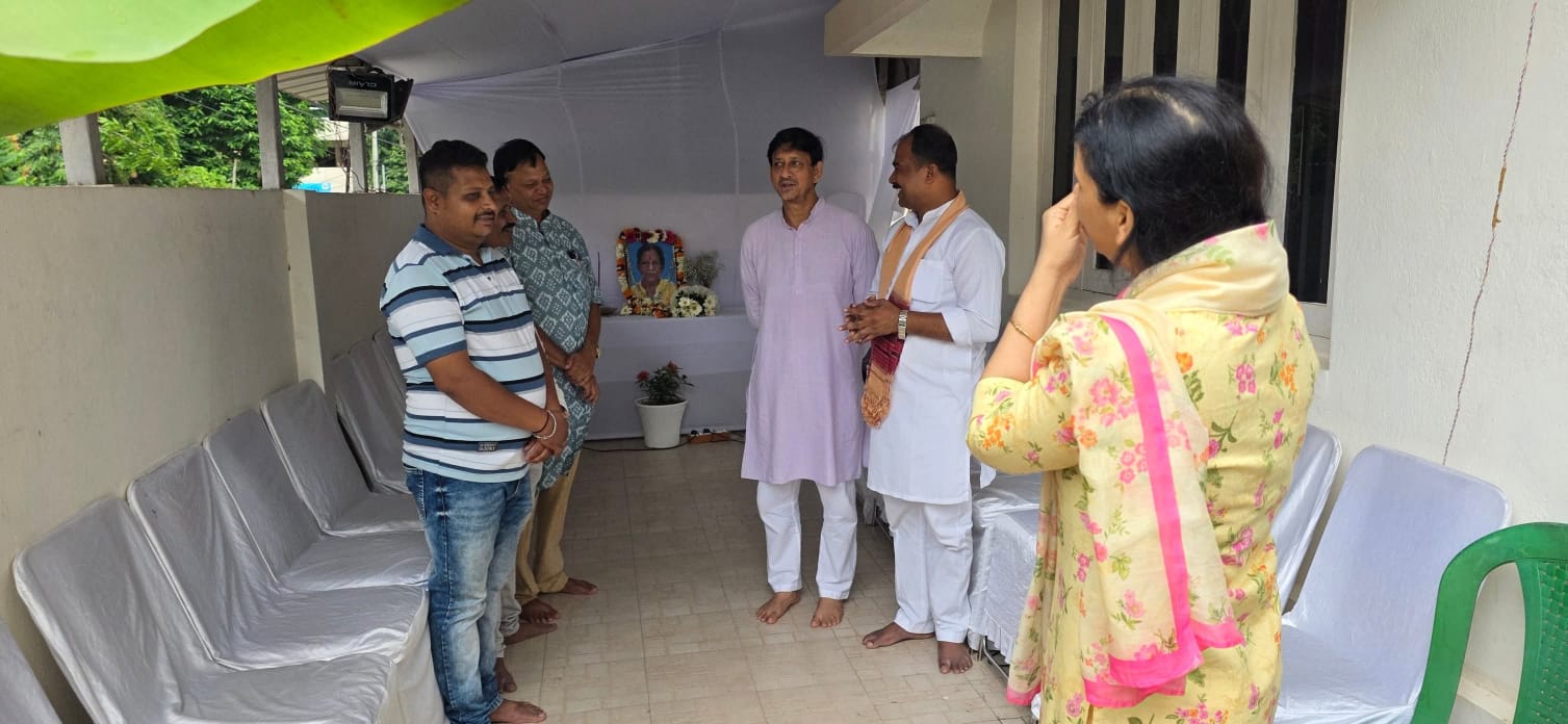 ସିନେ କଳାକାର ଶ୍ରୀ ସିଦ୍ଧାନ୍ତ ମହାପାତ୍ରଙ୍କ ପୂଜ୍ୟା ମାତାଙ୍କ ବିୟୋଗରେ ଅମର ଆତ୍ମାର ସଦଗତି ପ୍ରାର୍ଥନା କଲେ ନବରଙ୍ଗପୁର ବିଧାୟକ