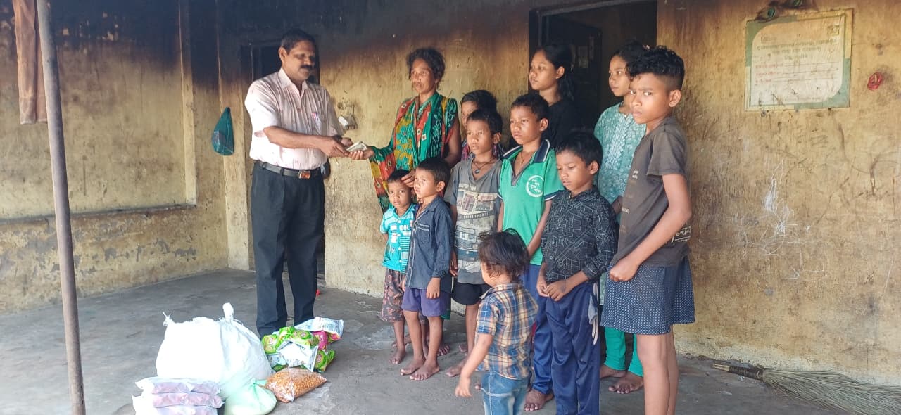 ଅସହାୟ ଙ୍କ ଘରକୁ ଯାଇ ସହାୟତା କଲେ ସମାଜ ସେବୀ